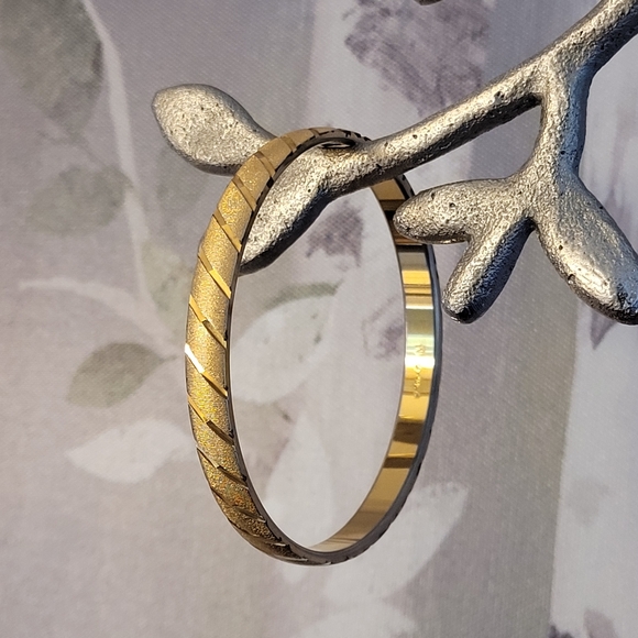 MONET Vintage Gold-tone Textured & Etched Stripes Bangle Bracelet M - Picture 2 of 7